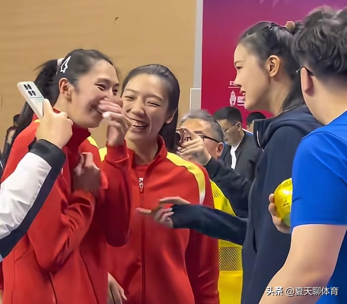 姐妹情深！真的是一支团结有爱的江苏女排啊[流泪][流泪]张常宁来主场不单单是看妹