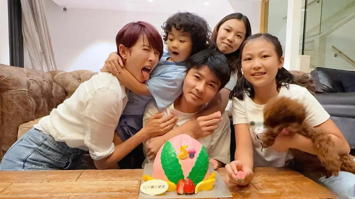 你们觉得这一家子谁的颜值更高一些，我觉得儿子碾压爸爸妈妈和姐姐，妥妥小帅哥一枚。