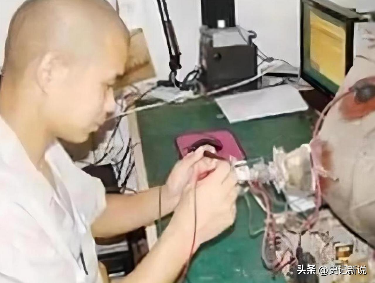 1993年，浙大高材生因3次越狱，被法院判处了死刑，可就在执行的前一天，他发明了