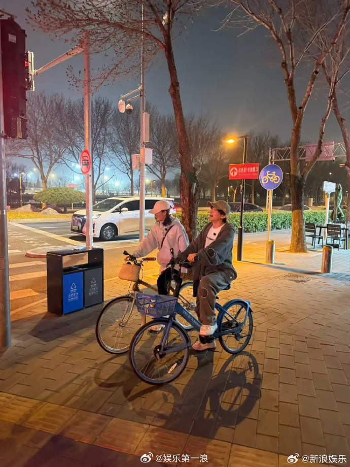 偶遇谢娜夜骑给张杰送花谢娜穿张杰周边衣服 当你在北京偶遇夜骑买花，那就是又在鸟巢