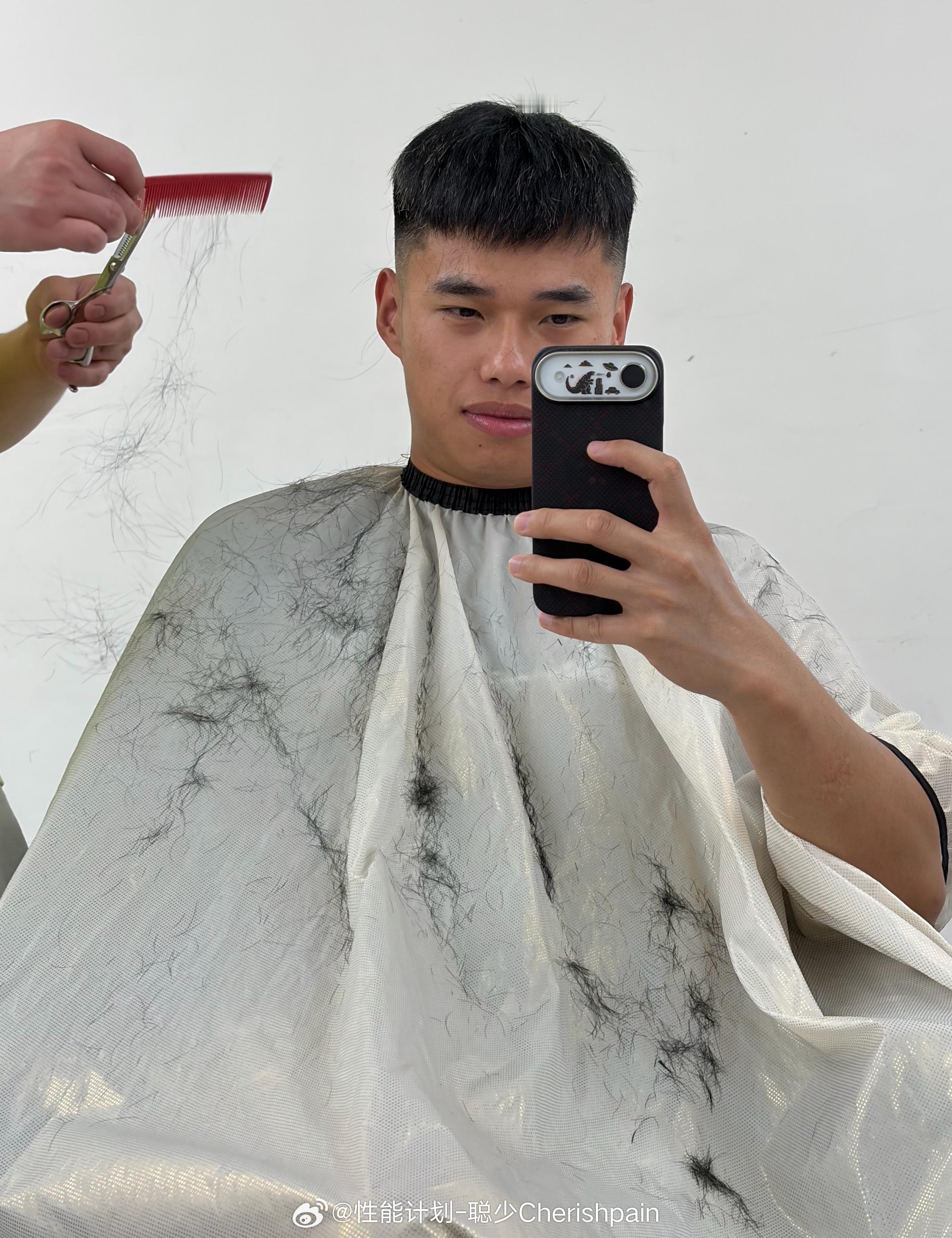 我：“帮我剪成那种开库里南的人的发型”理发师：ok！