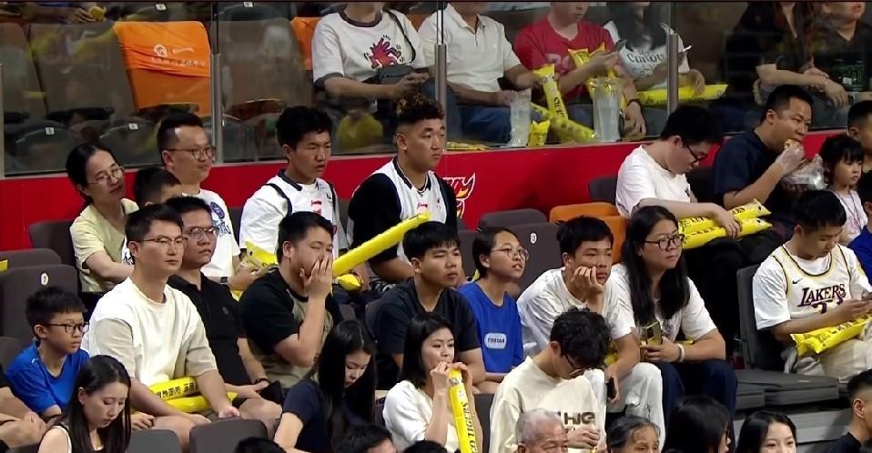 球迷答谢会，崔永熙玩嗨了，杜锋紧急叫停！4月18日，广东宏远主场迎战福建男篮，本