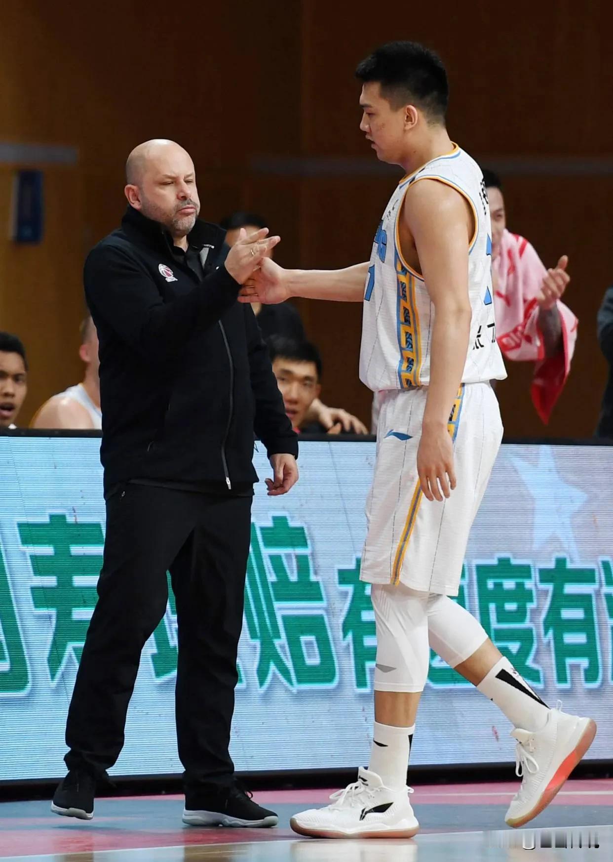 “仁者无敌”张才仁


①
仁者无敌，球履生涯和睦路。
勇者无惧，五位一体相互助