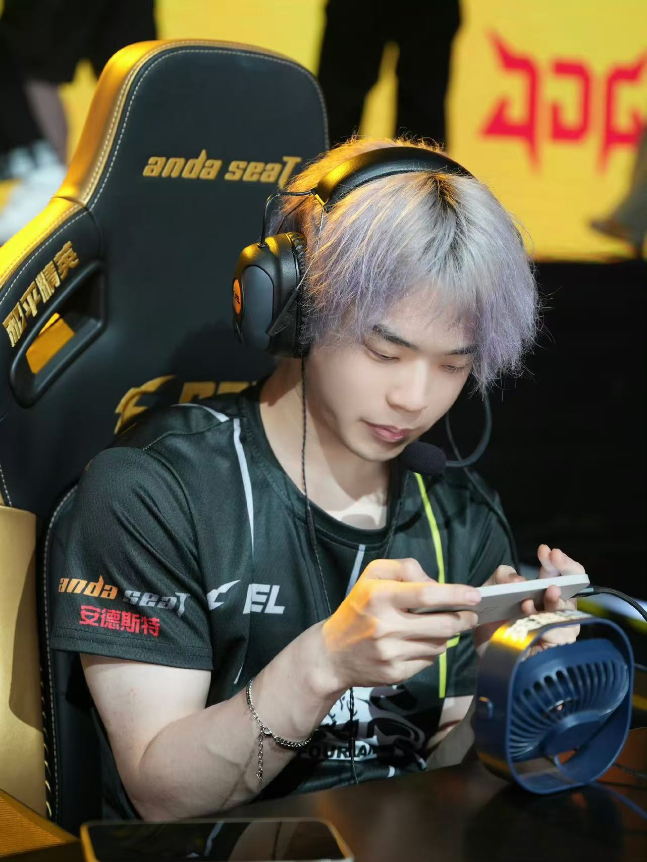 4AM任单局MVP 硝烟赛场尽显实力，远近作战从容有度。在激烈的交锋中稳定输出拿