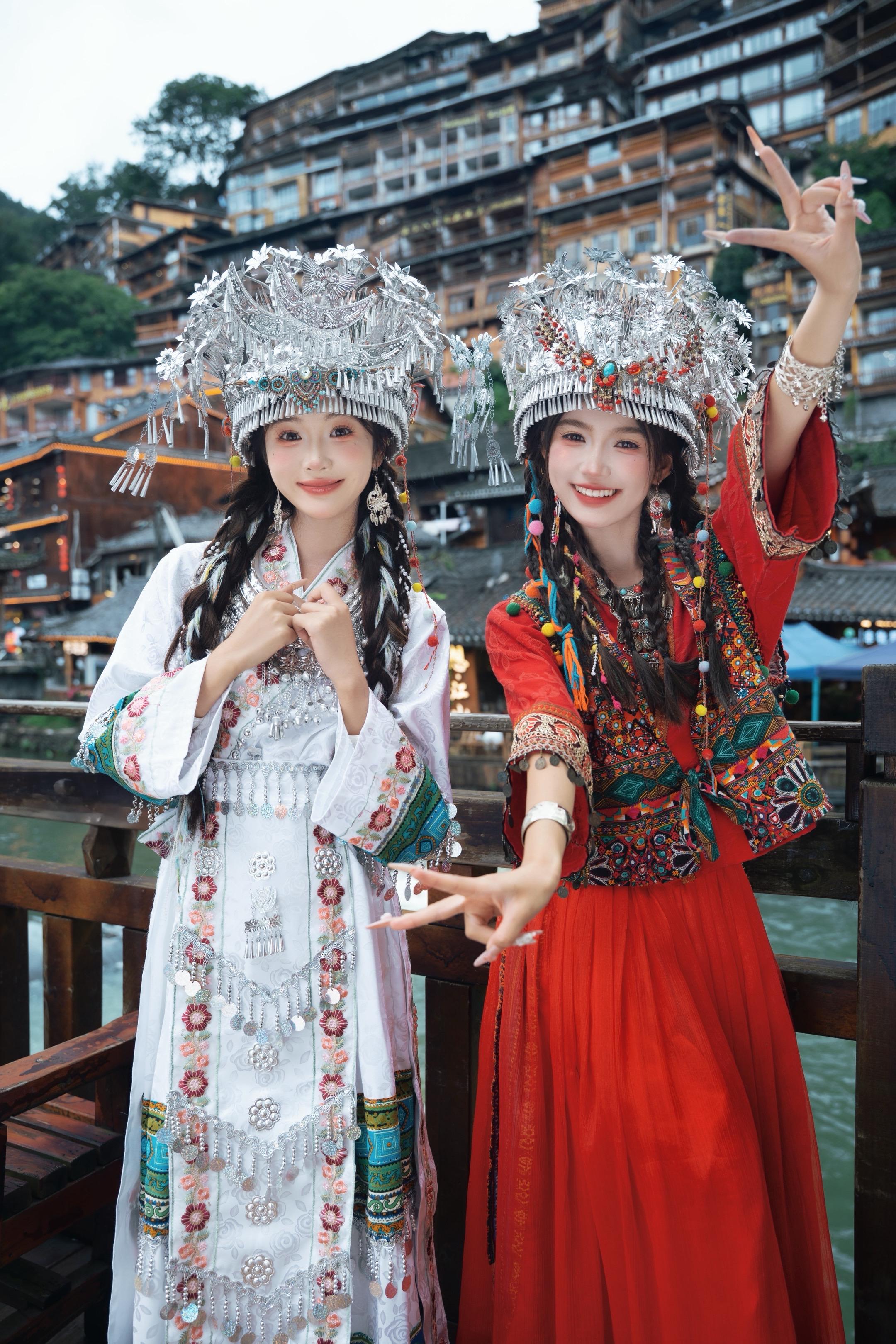 换上苗服，和闺蜜做一回苗寨在逃小公主✨