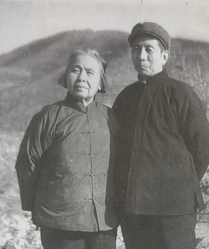 1975年，71岁文坛极具争议的才女丁玲刚从秦城监狱出来，就被送到山西农村“养起