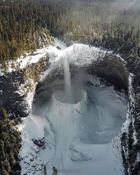 赫尔姆肯瀑布（Helmcken Falls）是加拿大不列颠哥伦比亚省威尔斯灰省公