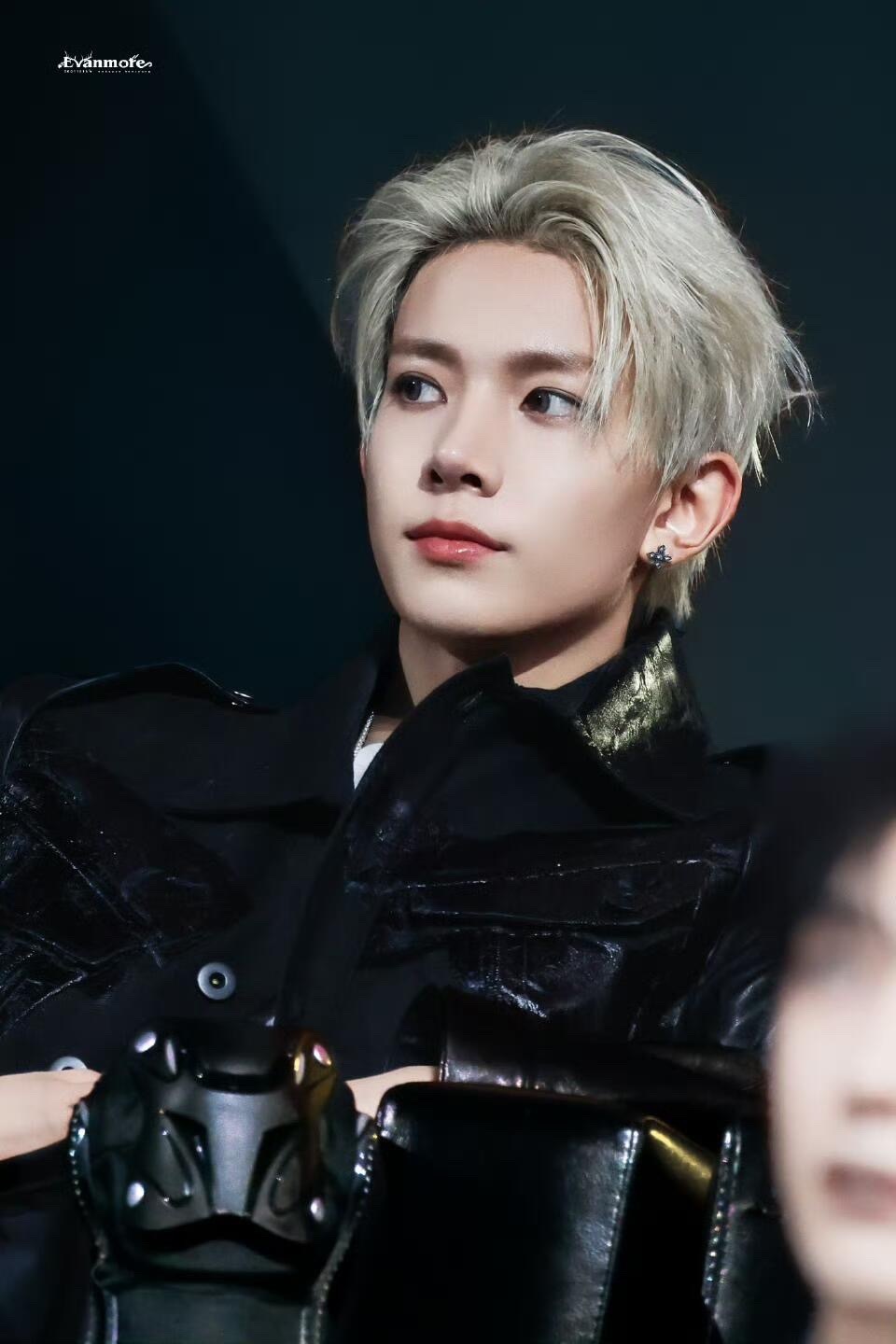 李羲承清爽感谁来懂一下这个李羲承自带的清爽感啊，浅色系造型搭配龙须刘海，清爽又有