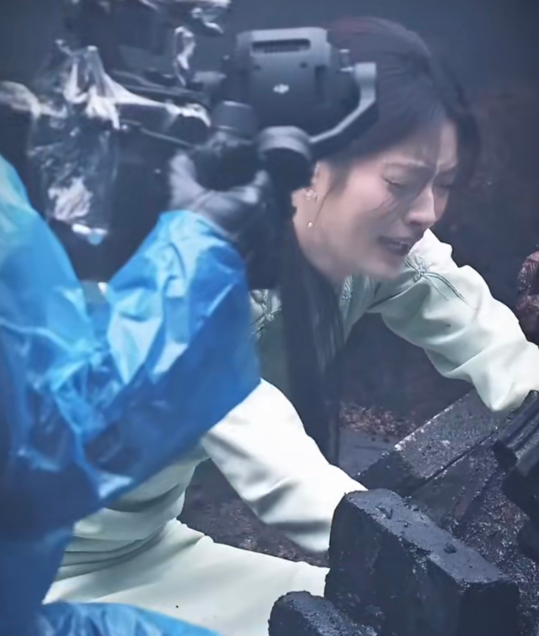 徐若晗《玉簟秋》叶平君哭戏路透，以为男主亖了边扒砖头边崩溃大哭！！