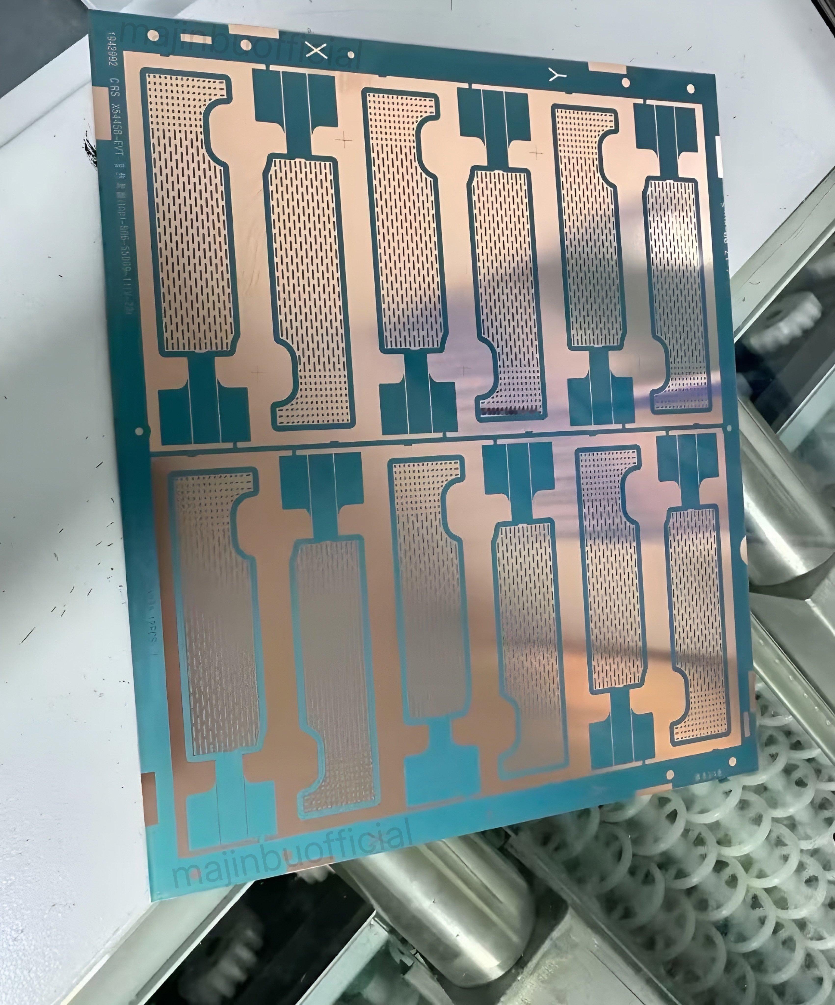 国外媒体报道，iPhone 17Pro 采用全新均热板设计 ​​​