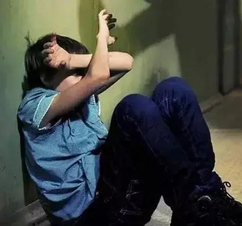 这起事件让人读后心里堵得慌，既心疼那位为孩子拼命的父亲，又愤慨于“救命设备”成了