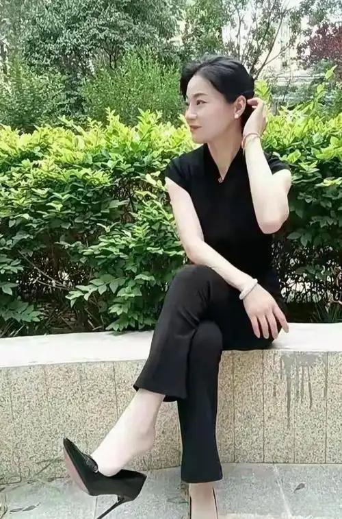 人到六十，最怕的不是深夜里没人搭话，而是明明想安静待着，却被人凑过来叹口气：“你