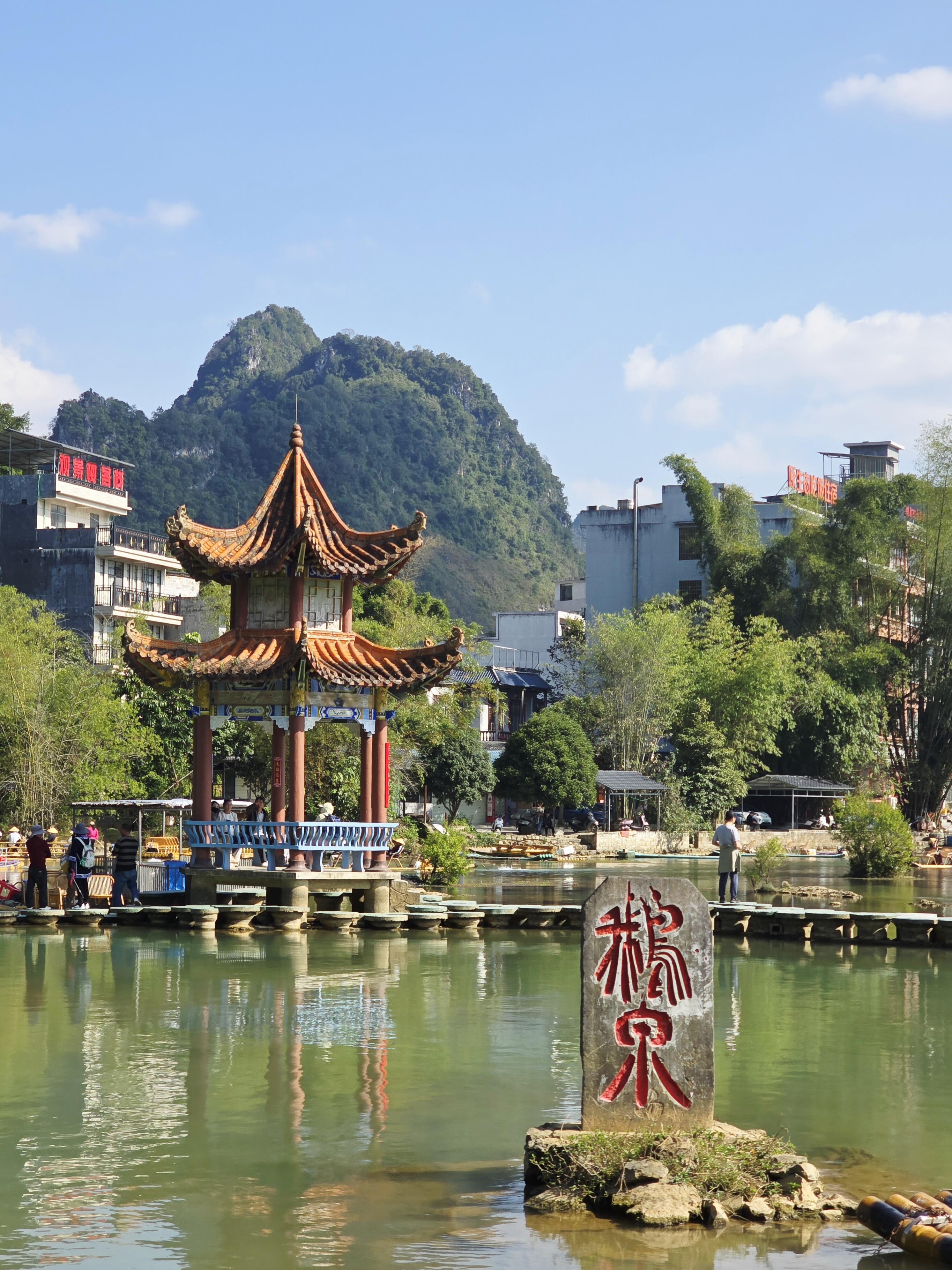 广西靖西鹅泉靖西·靖西鹅泉风景区  ，是中国西南三大名泉之一，亚洲第一跨国瀑布德