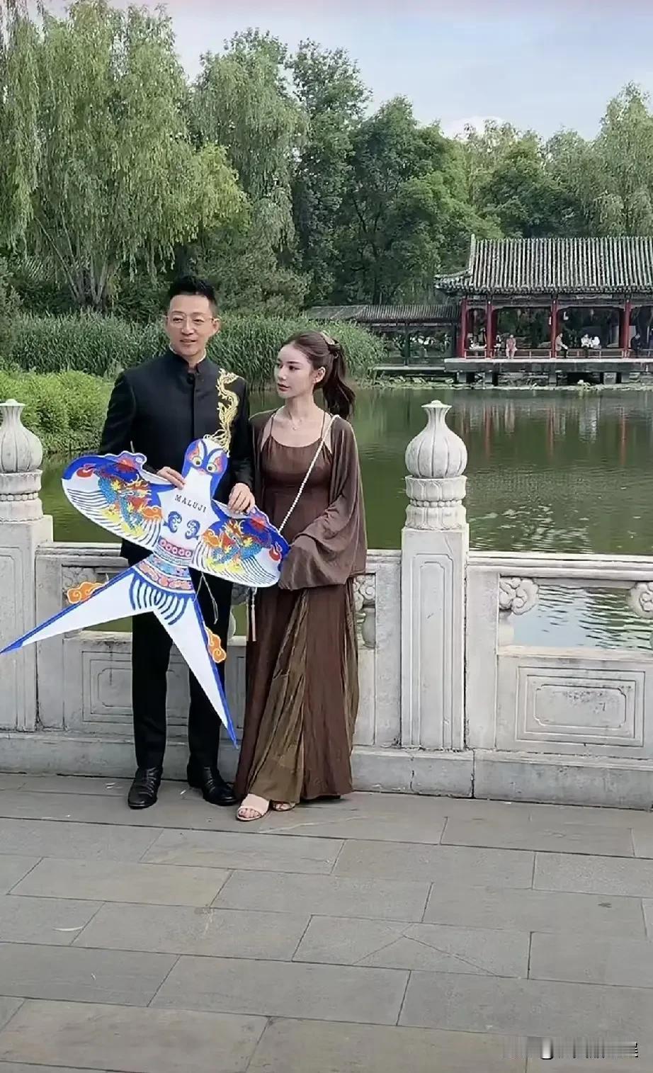 马筱梅路人视角看上去还是有些胖的
并没有完全恢复到产前
整个人气质更温和，当了妈
