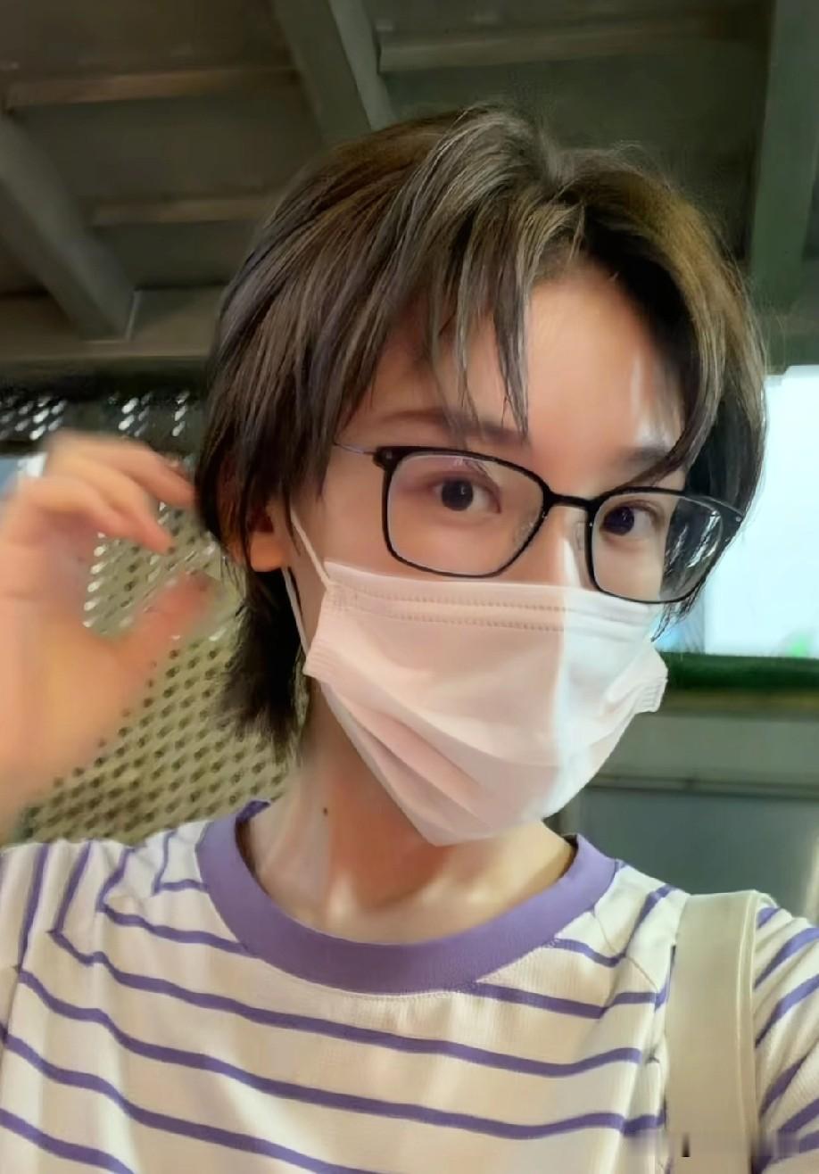 苗苗自己剪掉长发，这是又一个明星托尼老师啊！

近日，苗苗在社交平台分享了一段自