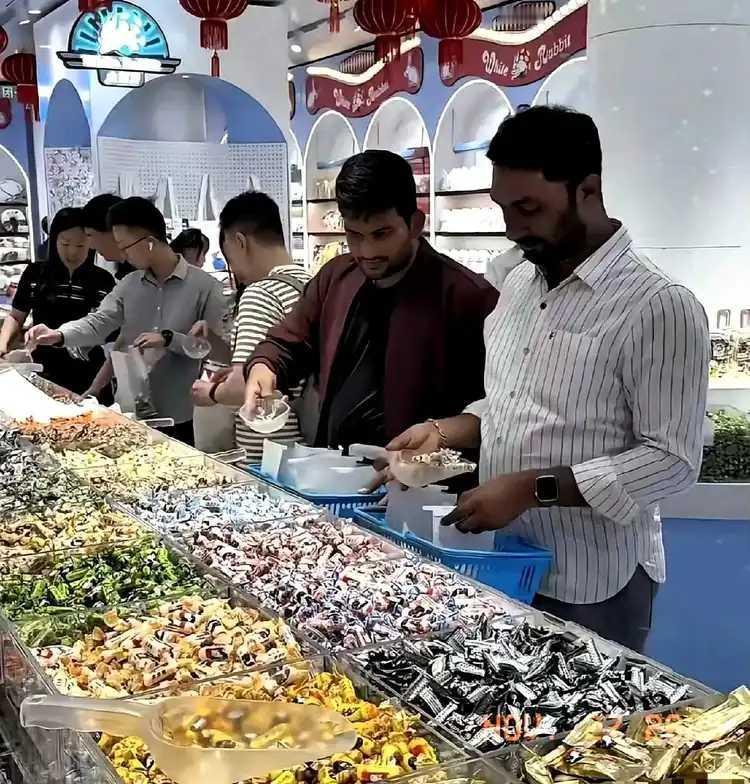 在深圳，三个印度游客买了4袋大米，可他们只扫2袋就溜。幸好被服务员抓住，阿三最后