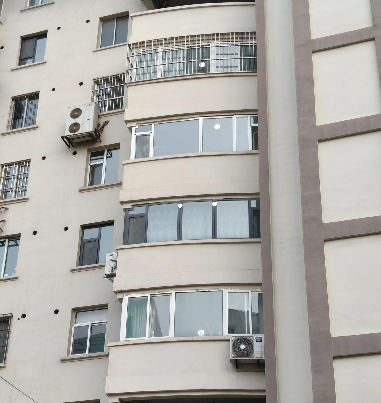 分享一下你随手拍下的照片去朋友家串门，走进小区，发现正对小区大门的这些窗户玻璃上