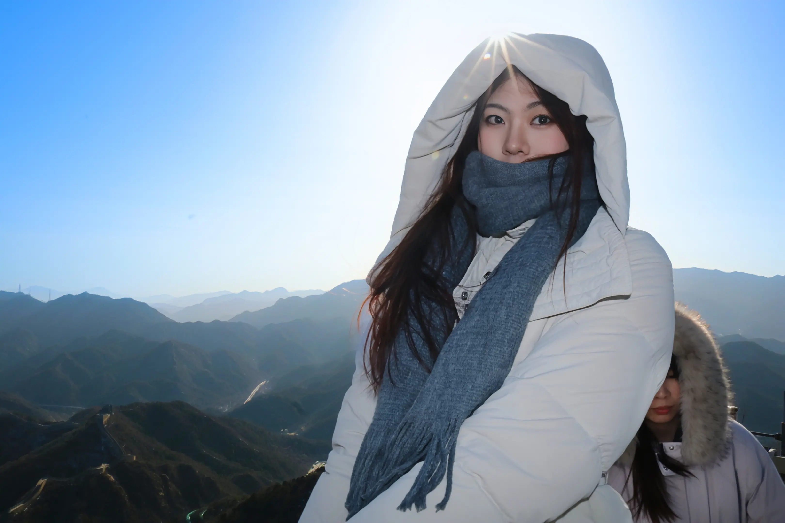 阳光落在城砖上，风穿过千年，我站在八达岭的山脊，接住了一整个山河的浪漫。