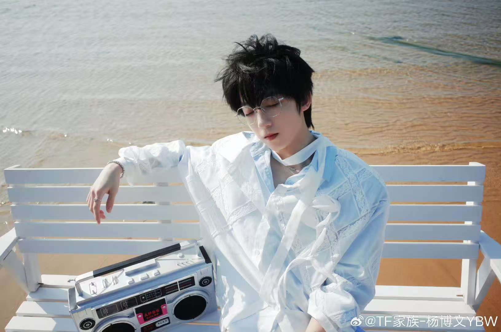 杨博文挂脖丝带杨博文白色挂脖丝带 啊啊啊啊啊好帅 