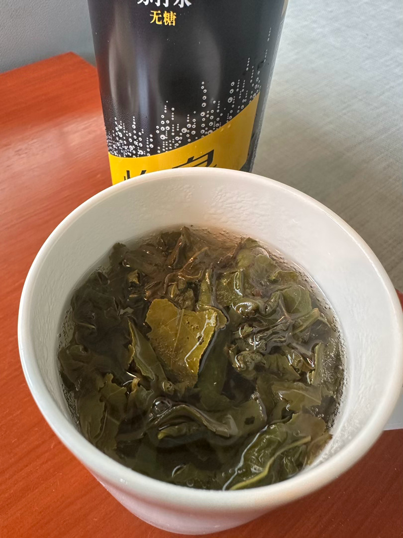 我有一杯热腾腾的铁观音，还有一罐冰冰冷的苏打水，灵机一动手搓一杯气泡茶然后……不