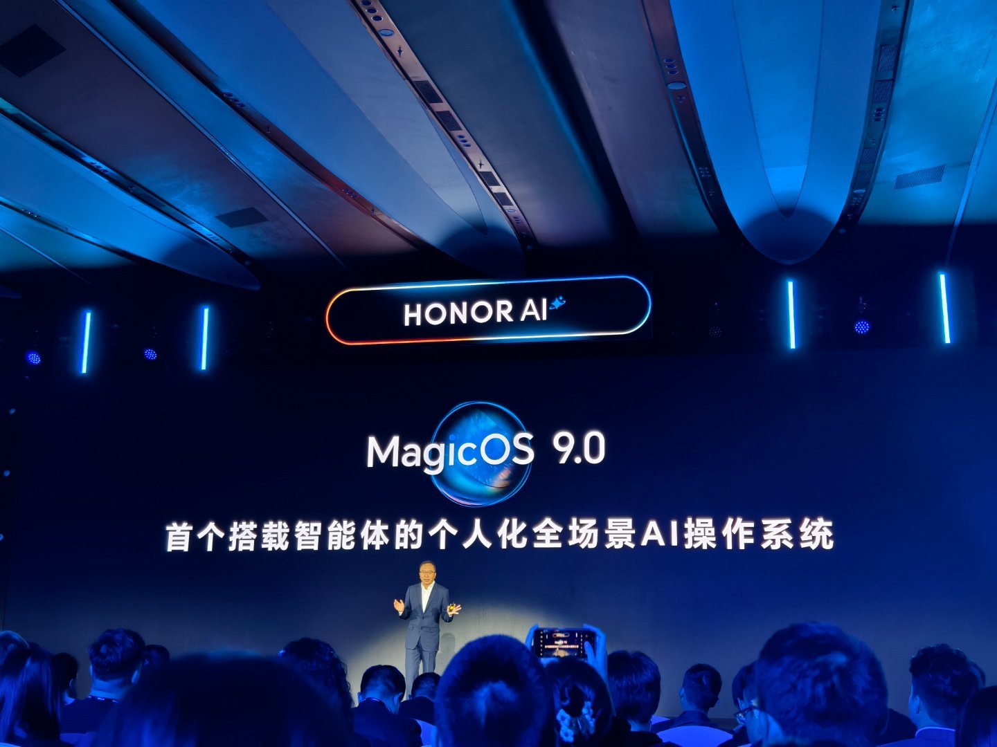 荣耀这次推出了MagicOS 9.0操作系统，这玩意儿在业内可是头一回，把智能体