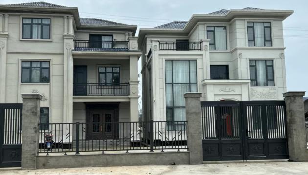 我表哥去年回老家盖了三层小洋楼，花了80万。刚封顶那天，邻居二婶路过，撇着嘴说：