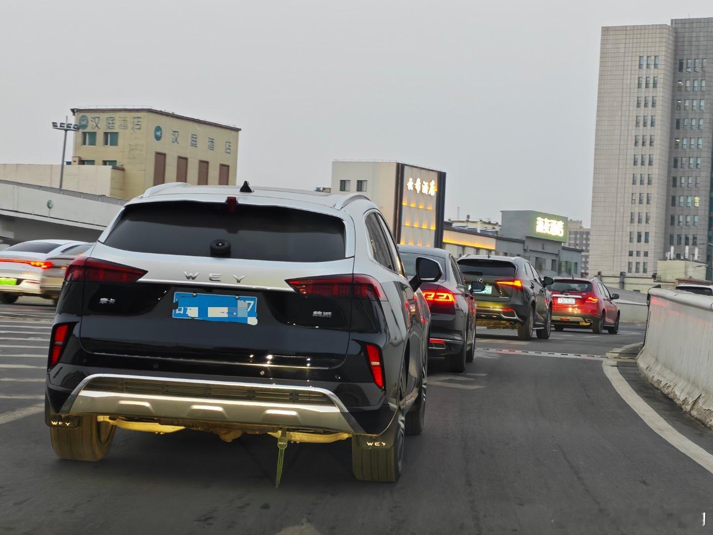 如果不是做了双色车身设计的车改成双色车身，多少都有那么一点违和感比较好的双色车身