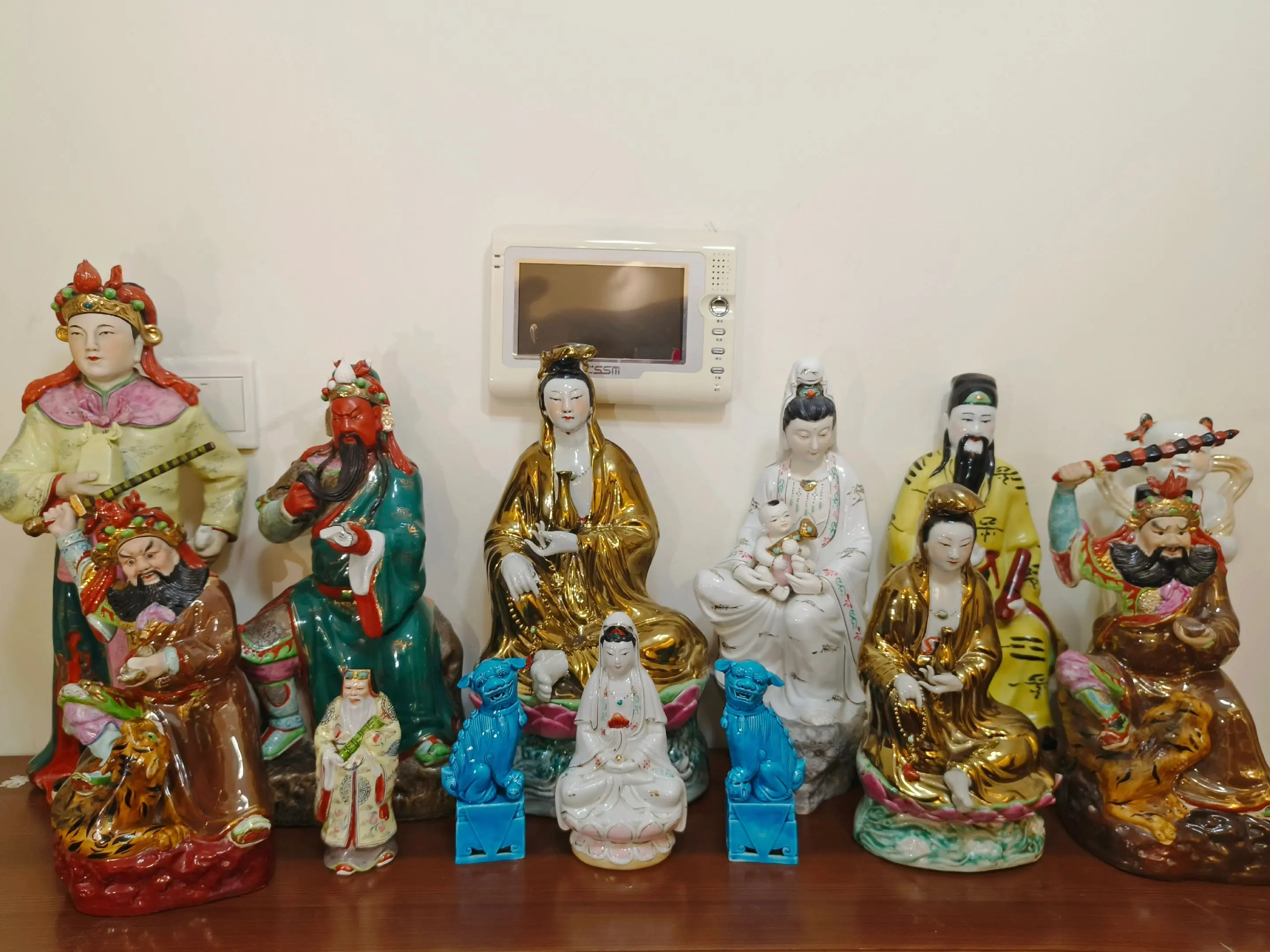 众圣安座，威慈两彰