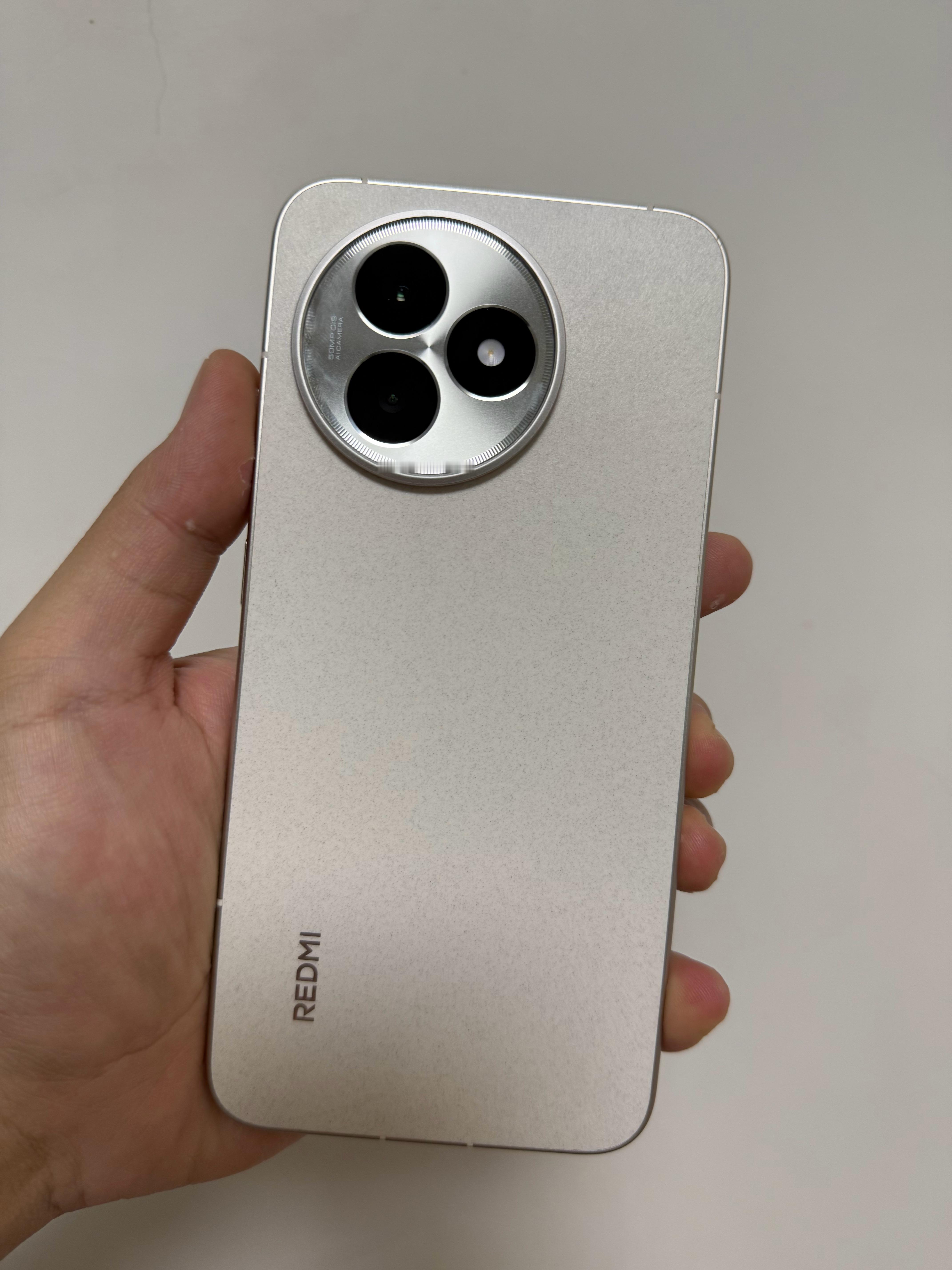 虽然系统不是最好用的但是红米K80至尊的硬件参数不可否认，在千元机里绝对是佼佼者