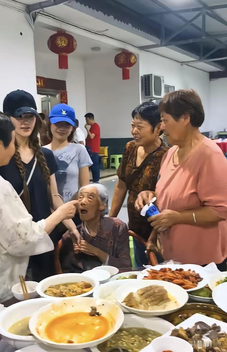 露思也太接地气了吧！带着好朋友魏笑、包洁仪、厚本回老家泸州，给80岁奶奶庆生，直