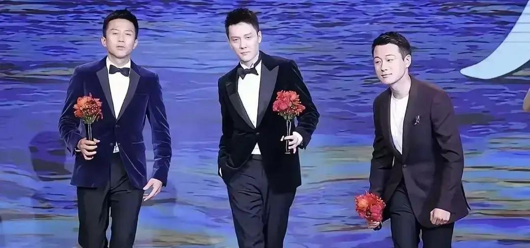 白玫瑰递到冯绍峰手里，他先擦叶再扶正，动作像给婴儿拍嗝。
 
佟大为接过，低头闻