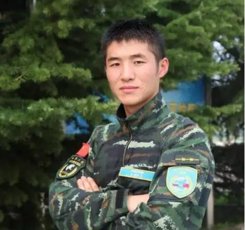 从文艺兵到特战兵王：陈玉浩的三次一等功之路
 
陈玉浩，男，汉族，1986年8月