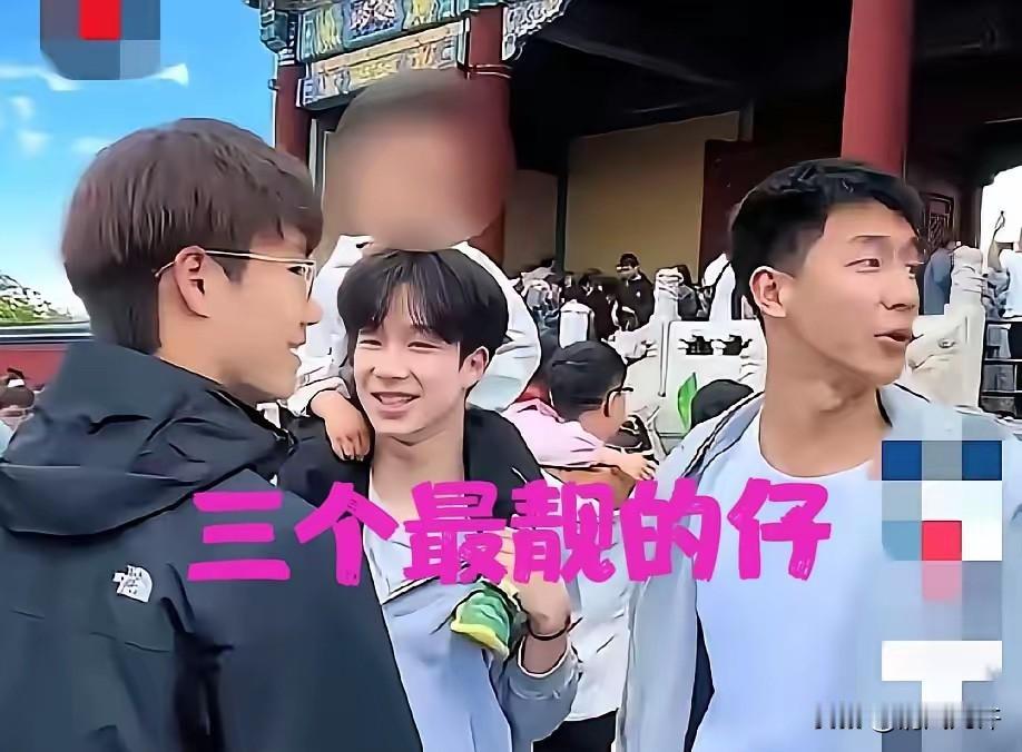 5月3日，北京，小男孩在天坛跟父母走散，几名来此旅游的大学生看到后，将小男孩扛到