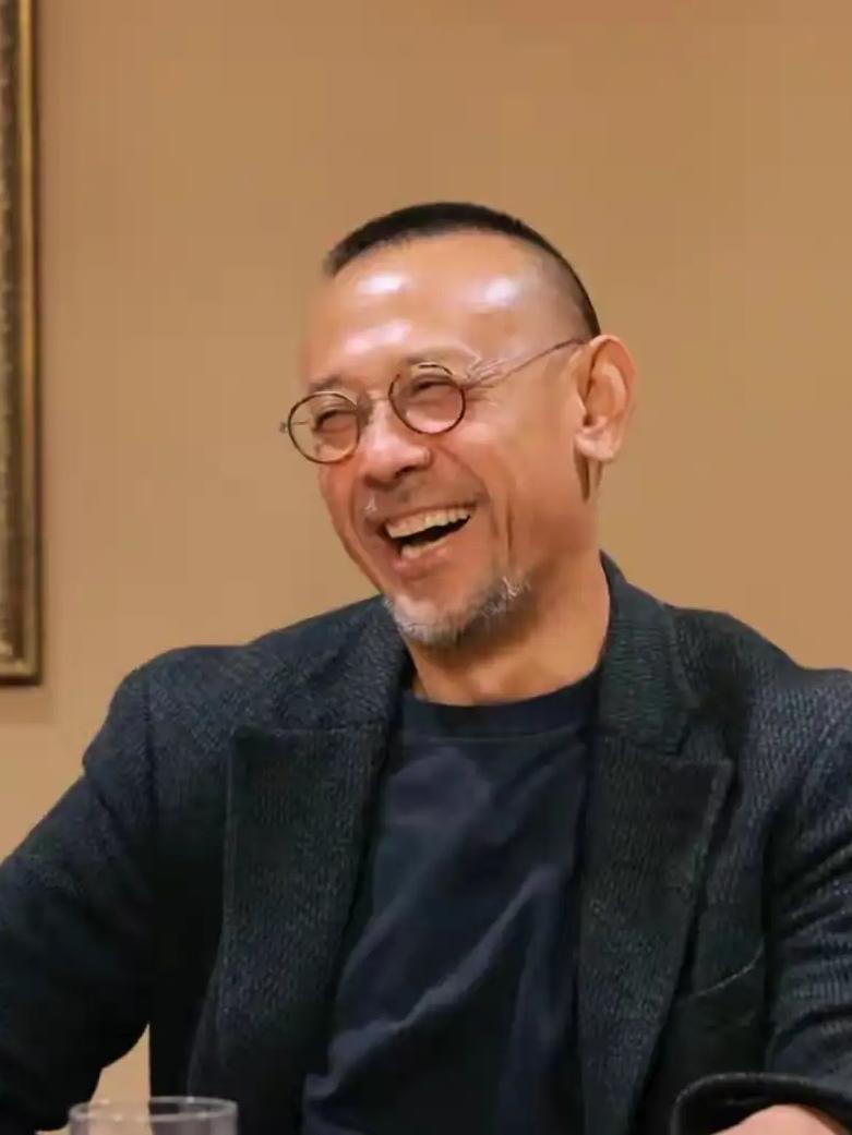 63岁姜文升级外公，曾经的硬汉多了几许柔情

印象中，姜文是那种粗糙、霸气的硬汉