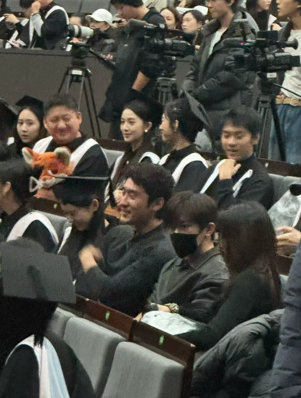 易烊千玺回中戏参加毕业典礼路透 易烊千玺回中戏参加毕业典礼路透来啦，顺毛造型好帅