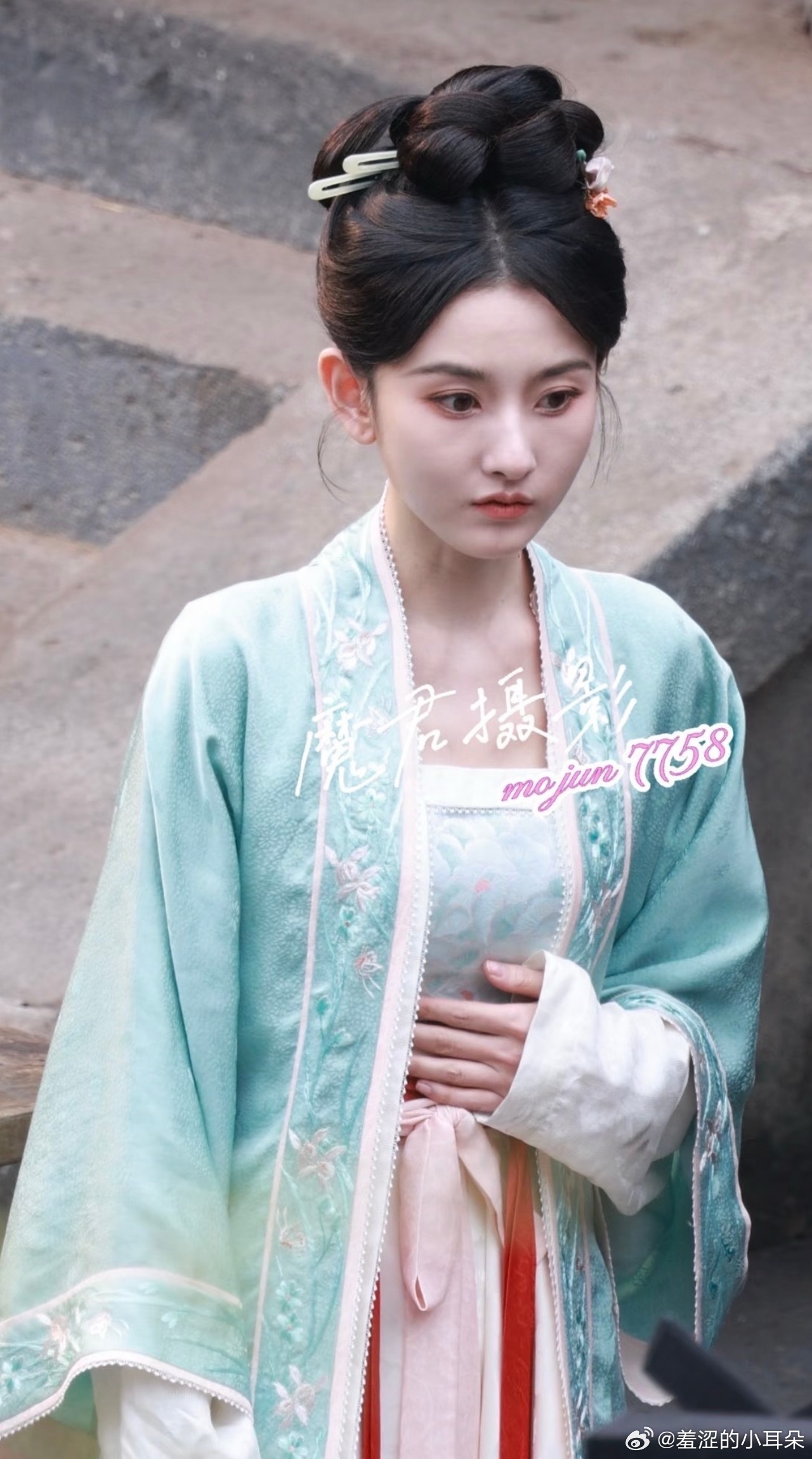 当务之急就是把宋祖儿这个八字刘海全部梳上去 