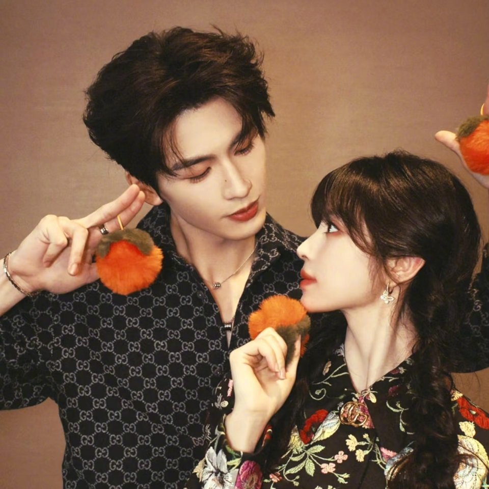 张凌赫田曦薇经纪人敬酒 …笑不活了！比张凌赫田曦薇庆功宴同框合影更受官煮的竟是两