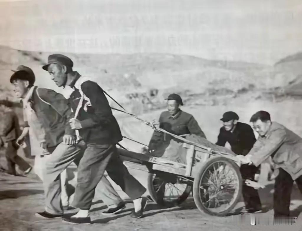 1958年，汾河水库建设期间，时任中共山西省委第一书记陶鲁笳（右一）与群众一起参