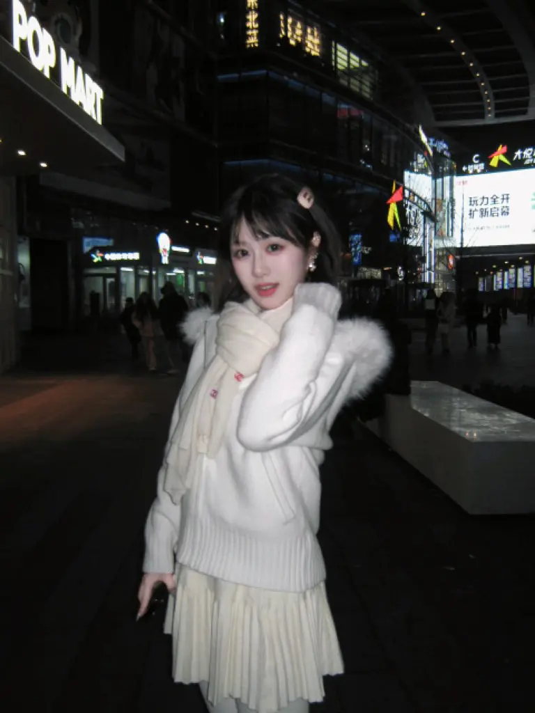 爱 像镜子里自己的脸。