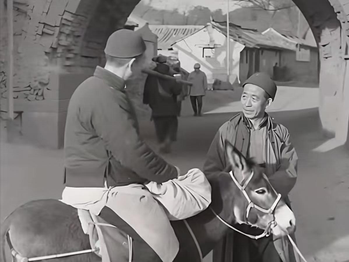 民国时期甘肃张掖：城门前，一位财主骑着毛驴，准备进城，旁边是他的伙计。两个人头上