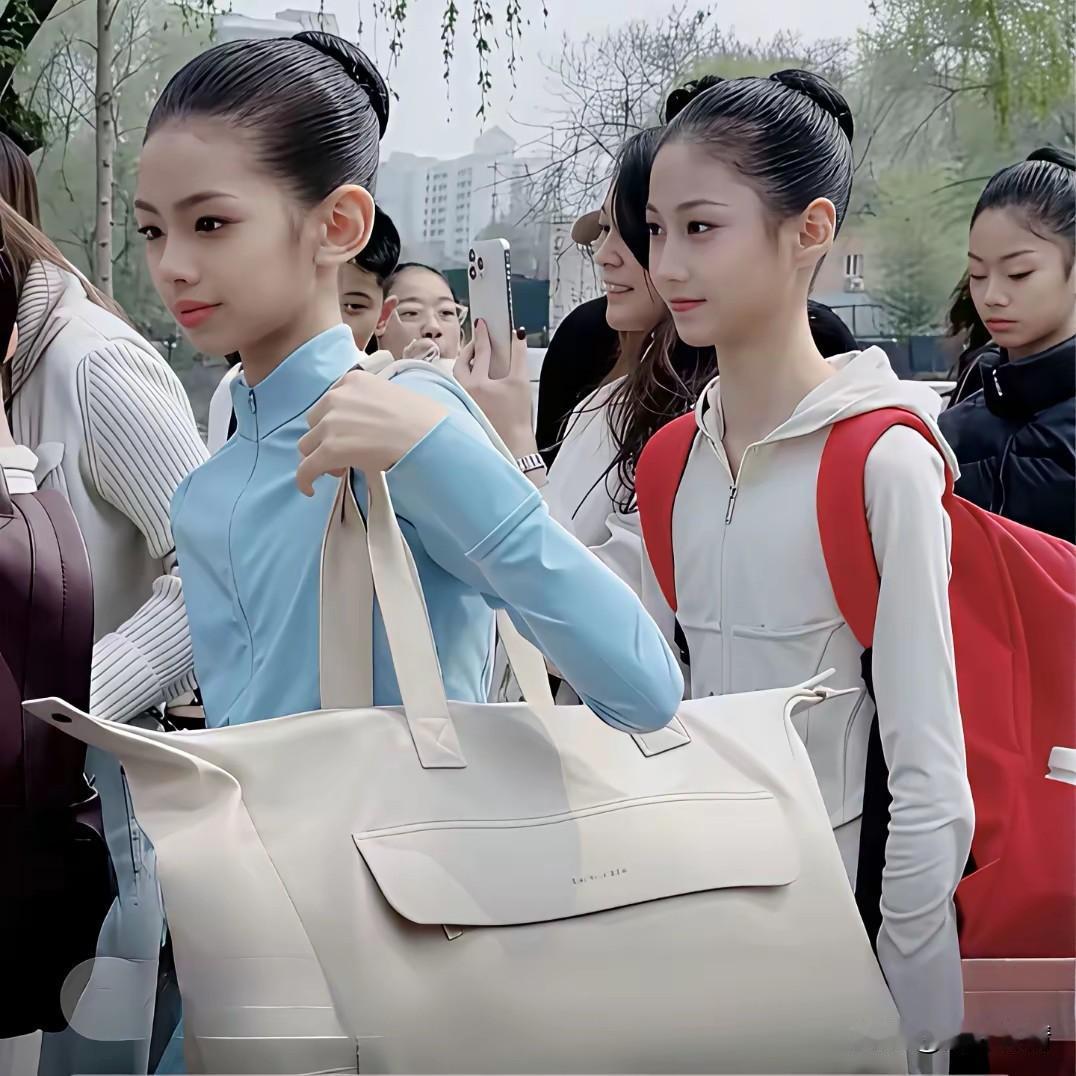 每次北电老师现场总是人很多，
现场美女如云，
有些还长得非常仙气飘飘，
一看就是
