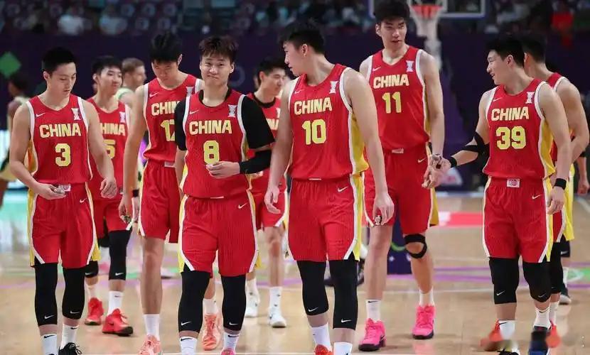 中国男篮vs韩国男篮男篮世预赛 媒体人：中国男篮赛后两小时还没有离开场馆，在更衣