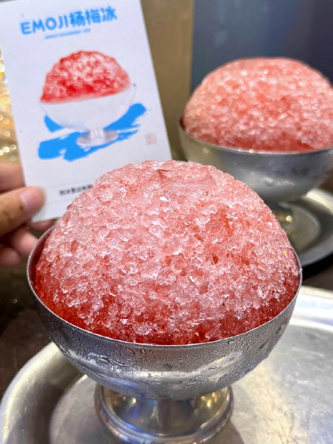 在成都吃到了！！emoji杨梅冰🍧！！！