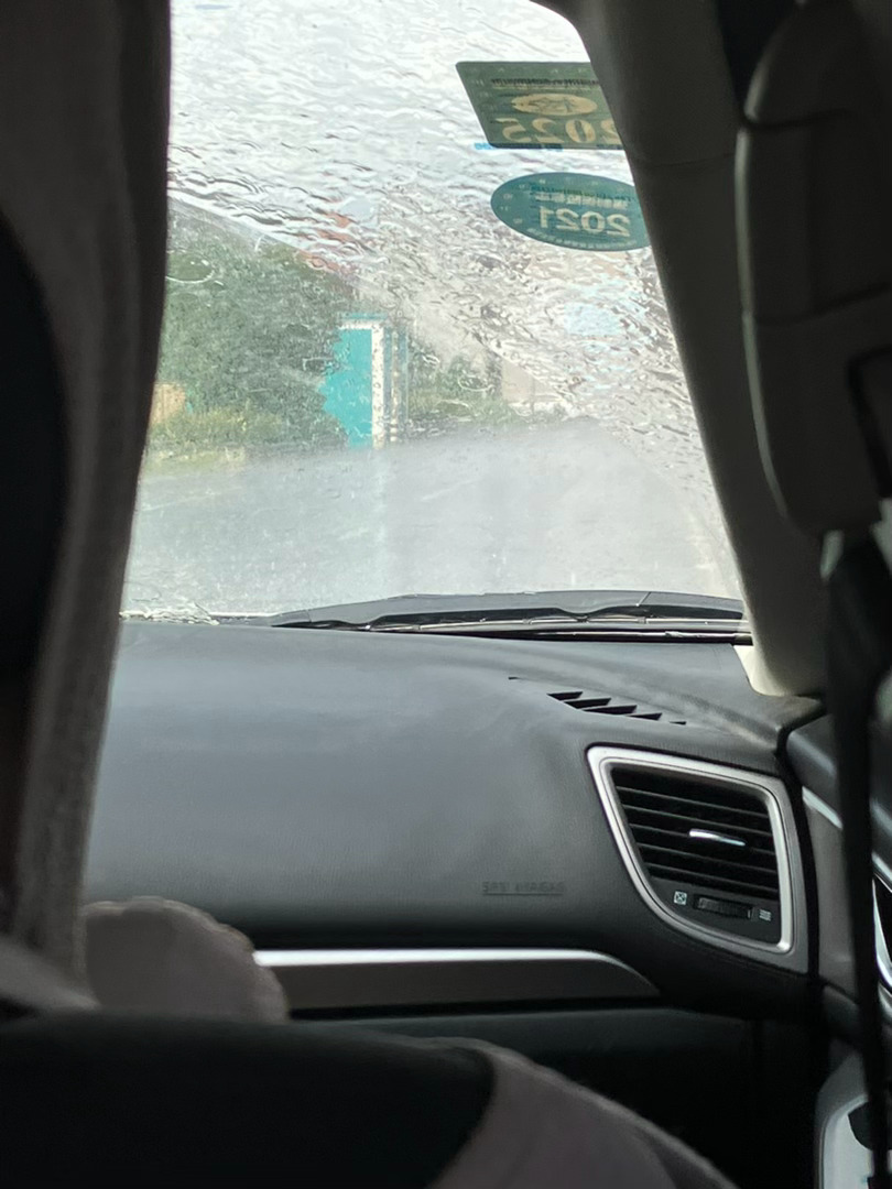 每次去学校的路上就突然下大雨 ​​​