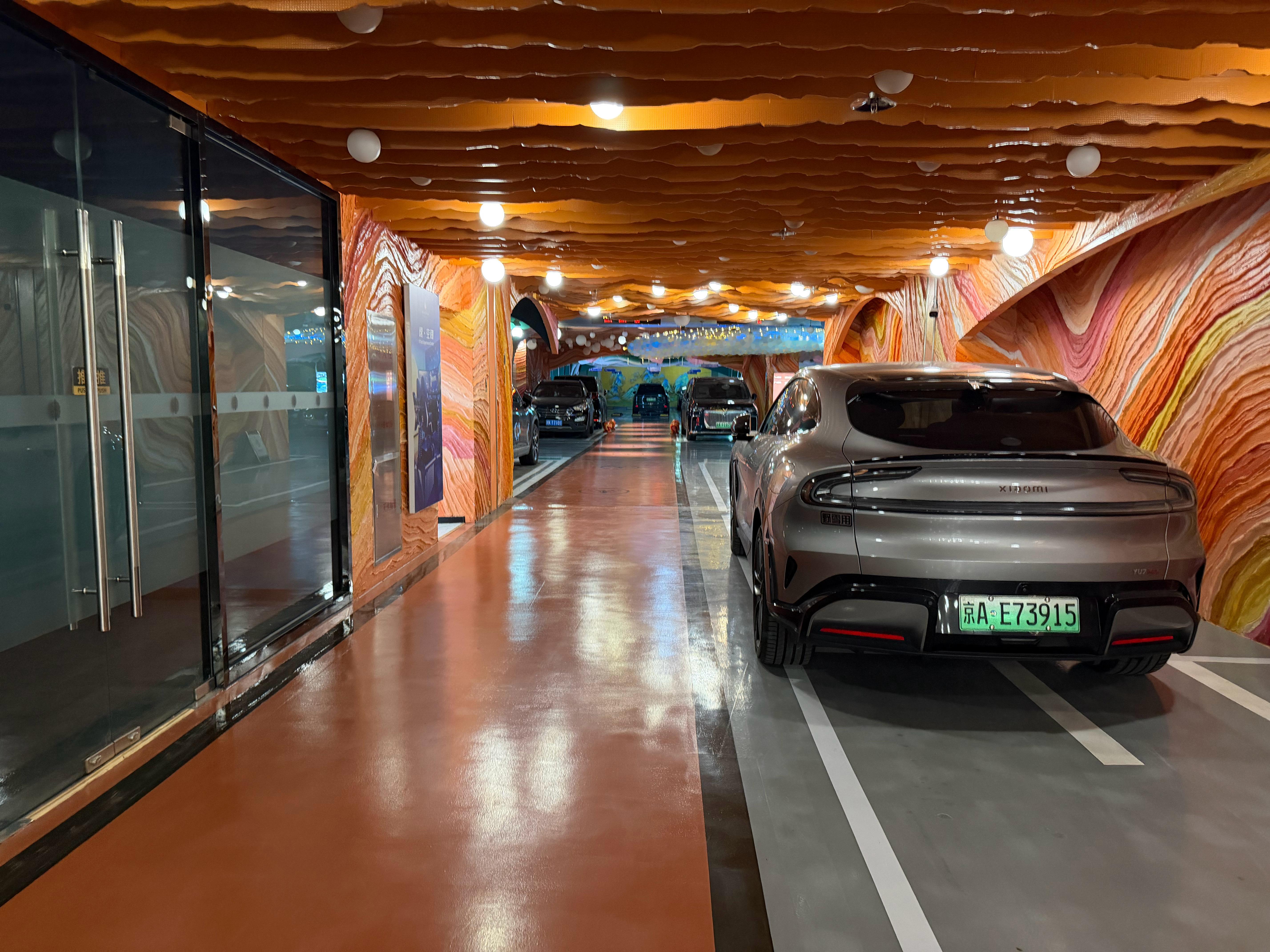 真的是素质太差了，必须曝光这种行为，本来就是很狭窄的地方，不能贴点边儿停，要是自