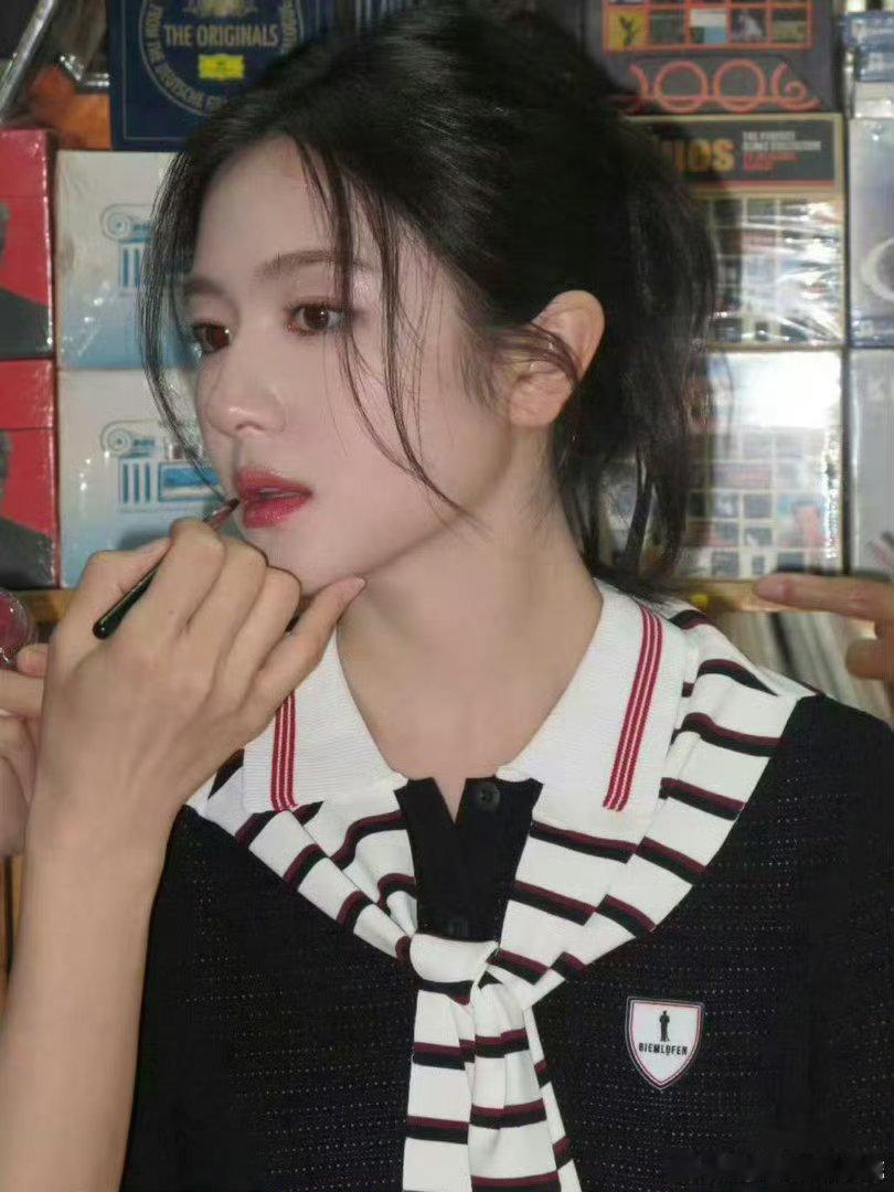 李兰迪素颜打拳击😉训练间隙俏皮 wink，素面朝天干净清爽，软乎乎脸蛋和硬核拳