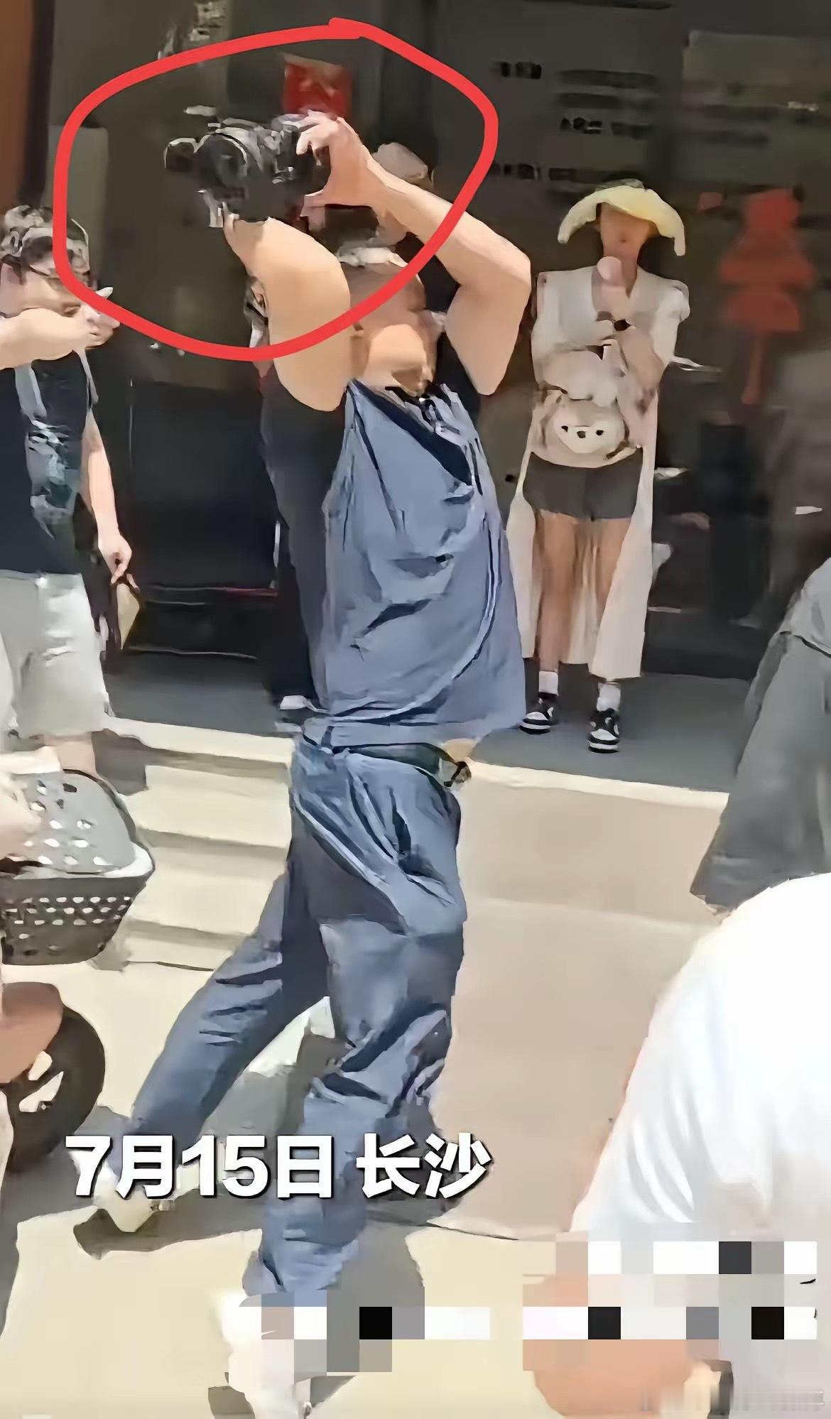 [浪][浪][话筒][话筒]怒砸摄像机的老板也是吃了没文化的亏！​他可能不知道，