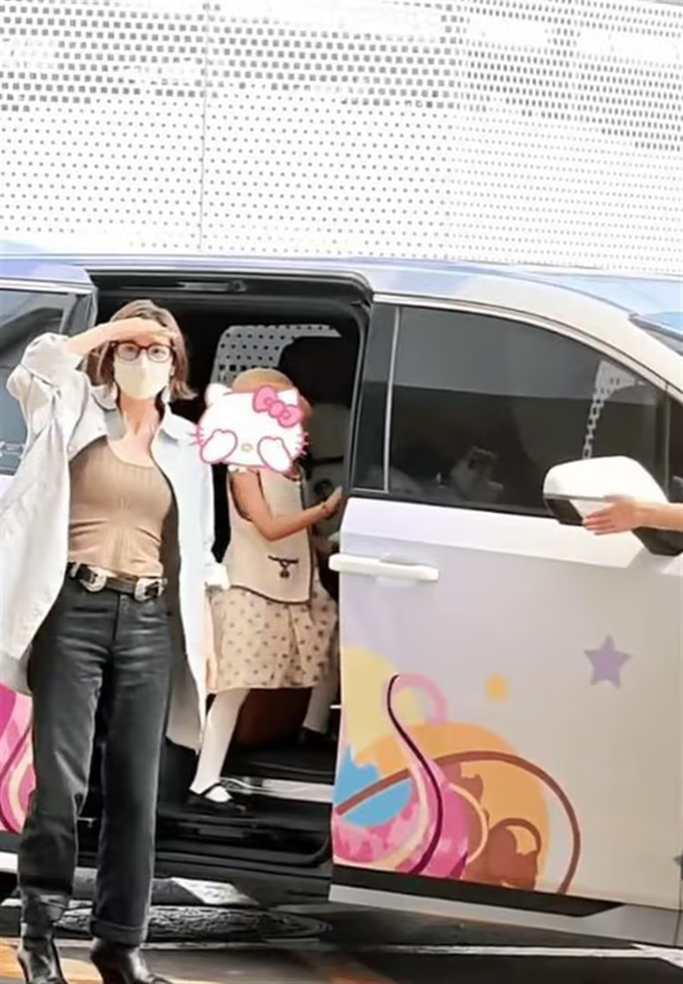 唐艺昕《浪姐》决赛后回京 女儿来机场接妈妈超有爱 