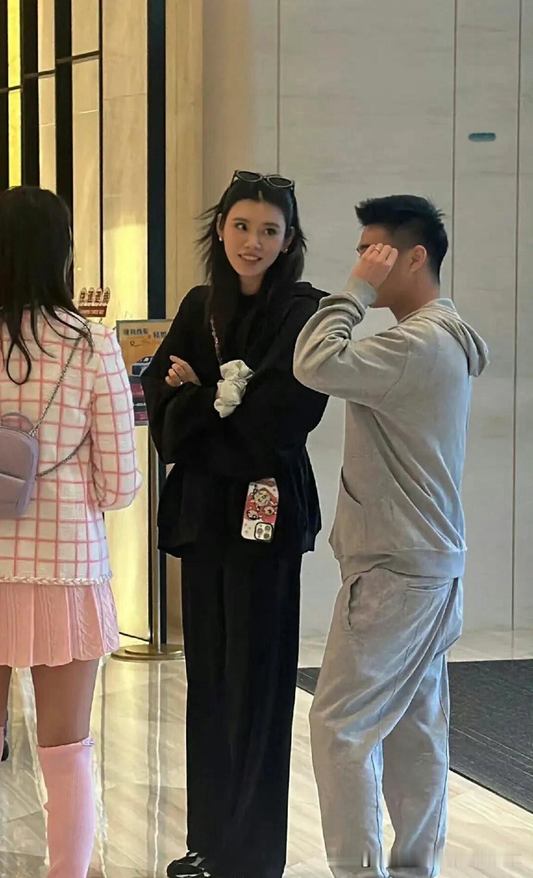 奚梦瑶何猷君和小姑子何超欣现身澳门某酒店，奚梦瑶何猷君夫妇一黑一灰休闲装扮，奚梦