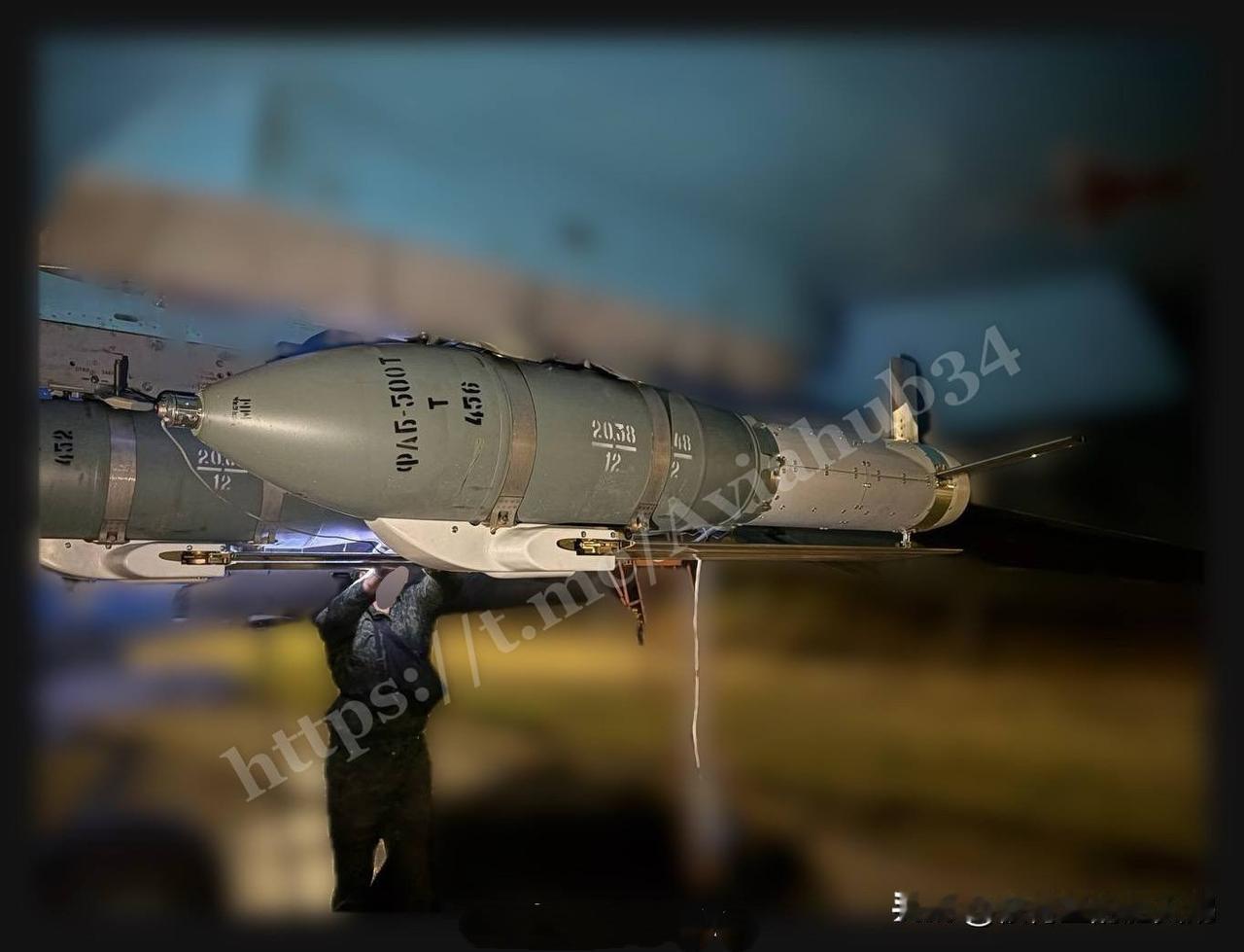 200公里射程的FAB-500UMPK滑翔航空炸弹来了。

尾部加装了小涡喷。
